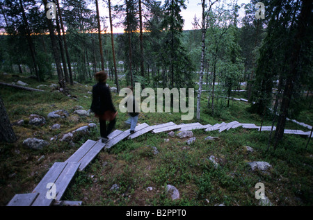 Finlandia a Rovaniemi tourist avente il sole di mezzanotte a piedi vicino a Santa Park Foto Stock