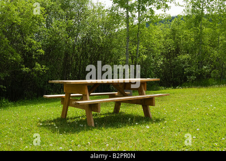 Tavolo da picnic accanto a un lago canadese in Sun picchi, Canada, British Columbia. Foto Stock