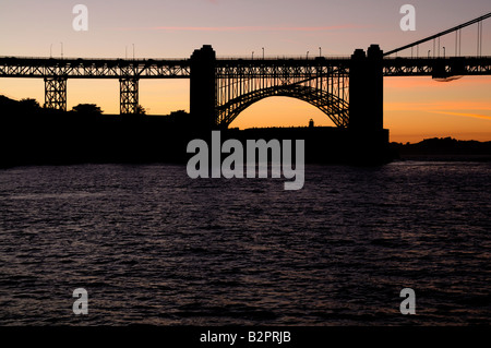 Fort Point e il Golden Gate Bridge frammento silhoutted contro pacific sunset Foto Stock