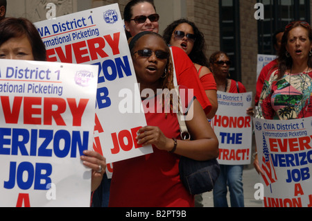 Verizon lavoratori in possesso di un picchetto informativo al di fuori sede Verizon a New York prima della scadenza del loro contratto Foto Stock