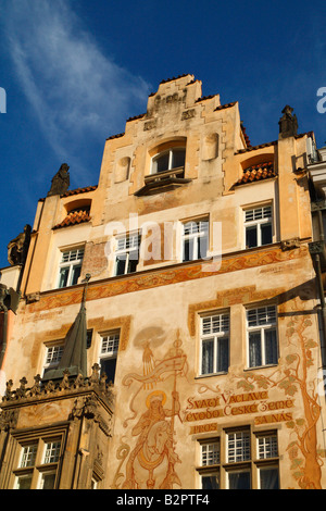 Dipinta e decorata facciata di un palazzo in Piazza della Città Vecchia di Praga Foto Stock