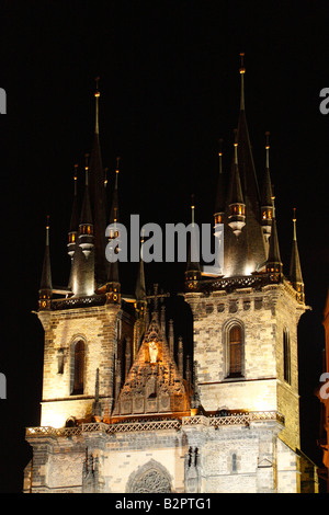 Vista notturna di torri della chiesa di Nostra Signora di Tyn in Piazza della Città Vecchia di Praga Foto Stock