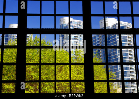 Vista su nuovi condomini attraverso la finestra Foto Stock