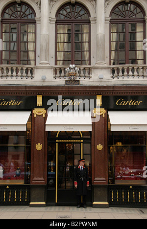 Portiere esterno permanente Cartier gioiellerie in Old Bond Street London Inghilterra England Foto Stock