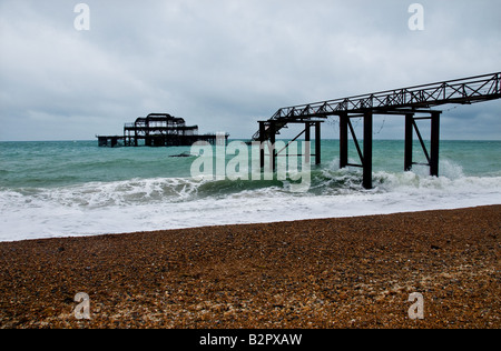 Resti del vecchio molo di Brighton nel West Sussex su un ventoso nuvoloso giorno. Foto Stock