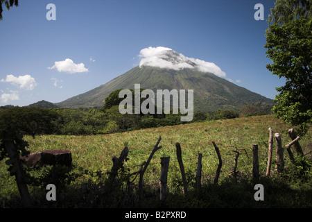 Volcan Concepciòn, un vulcano attivo sulla isola di Ometepe Nicaragua in America centrale. Foto Stock