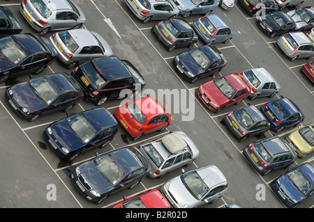 Vista aerea delle auto parcheggiate in un centro città parcheggio pubblico Inghilterra Regno Unito Regno Unito Gran Bretagna Foto Stock