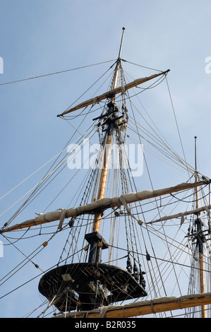 Rigging sulla replica Grand Turk nel porto di Whitby North Yorkshire England Regno Unito Regno Unito GB Gran Bretagna Foto Stock