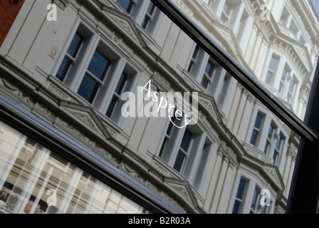 Bond Street edifici riflettono in Asprey gioiellerie finestra nuovo Bond Street London Inghilterra England Foto Stock