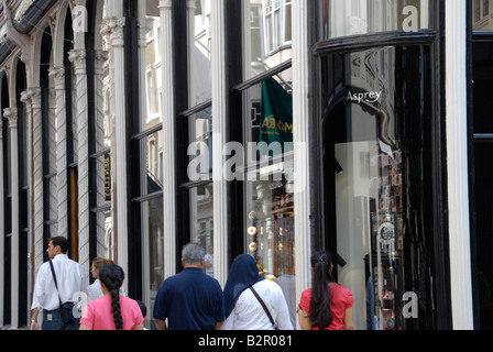 I turisti stranieri passando Asprey gioiellerie nel nuovo Bond Street London Inghilterra England Foto Stock