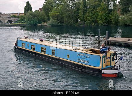 Narrowboat sul Fiume Tamigi a Chertsey, Surrey, Inghilterra Foto Stock