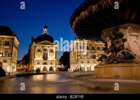 In Europa la Francia Bordeaux Place de la Bourse notte Foto Stock