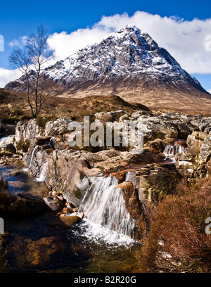 Buachaille Etive Mor e una cascata sul fiume Coupall, Highlands scozzesi, Lochaber, Scozia. Foto Stock