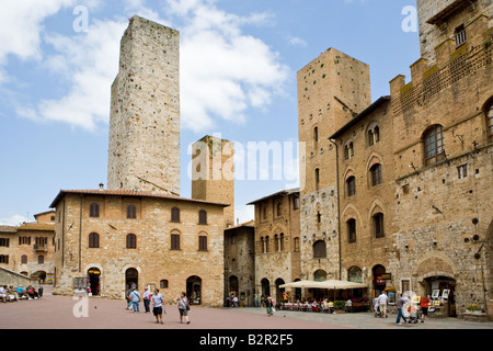 San Gimignano con il centro storico della città con le sue famose torri Foto Stock
