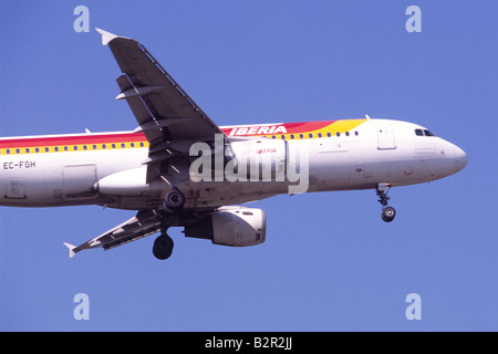 Airbus A320 azionato da Iberia sulla rotta di avvicinamento per l'atterraggio all'Aeroporto di Londra Heathrow Foto Stock