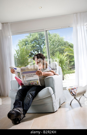 Padre quotidiano di lettura con il bambino Foto Stock