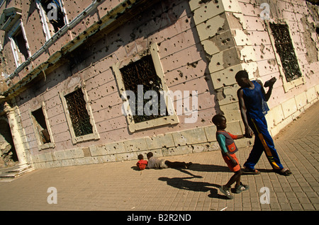 Bullet riddled edificio in devastate dalla guerra Kuito, Angola, Africa Foto Stock