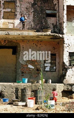 Bambini senzatetto accolti nei palazzi distrutti in devastate dalla guerra, Kuito, Angola Foto Stock