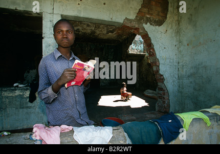 Bambini senzatetto prendendo rifugio in edificio distrutto, Sud Africa Foto Stock