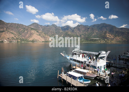 I turisti barche ormeggiate a San Pedro La Laguna sul lago Atitlan in Guatamala. Foto Stock