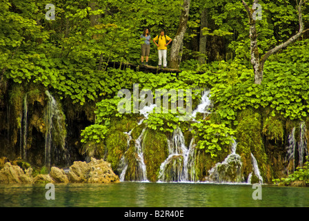 Il Parco Nazionale dei Laghi di Plitvice cascate tra laghi con i visitatori sul Boardwalk Foto Stock