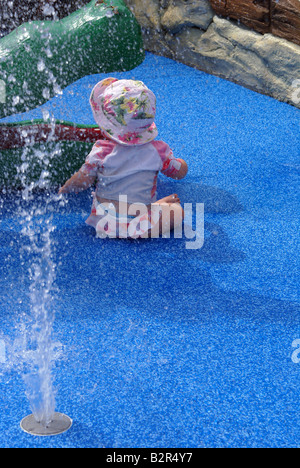 "Baby gioco d'acqua" Foto Stock