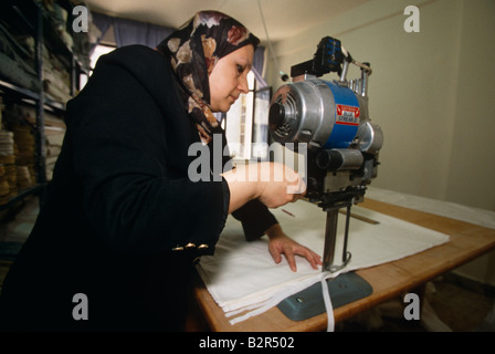 Donna panno di taglio a un workshop di sartoria in Libano. Foto Stock