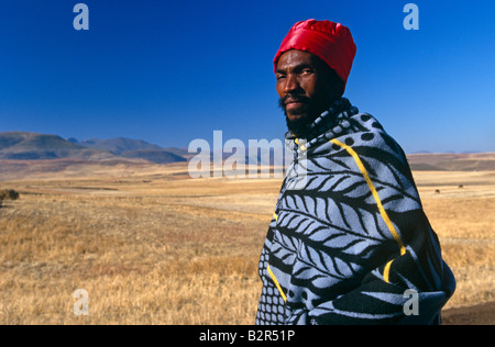 L'uomo avvolto in basotho coperta nel paesaggio rurale, ritratto, Lesotho, Africa Foto Stock