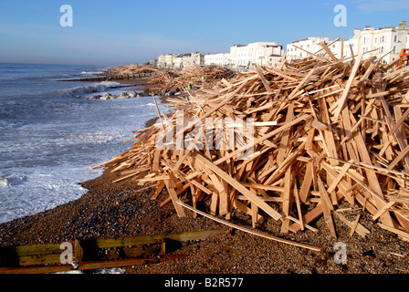 Legname dopo essere stato lavato a terra dopo il naufragio della nave da carico principe di ghiaccio durante una tempesta di neve,Worthing, Regno Unito Foto Stock