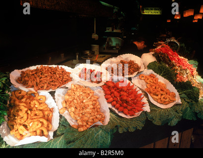 Varietà di frutti di mare nel ristorante bar su Las Ramblas di Barcellona, Spagna Foto Stock