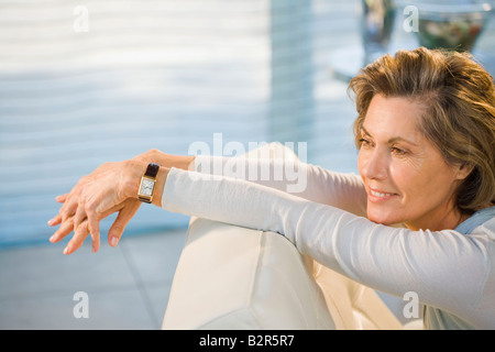 La donna in un momento di relax a casa Foto Stock