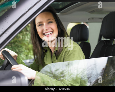 La donna in una vettura, sorridente Foto Stock