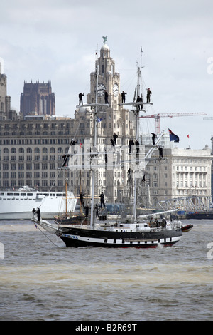 TS Royalist passando il Liver Building fiume Mersey Liverpool Tall Ships Foto Stock