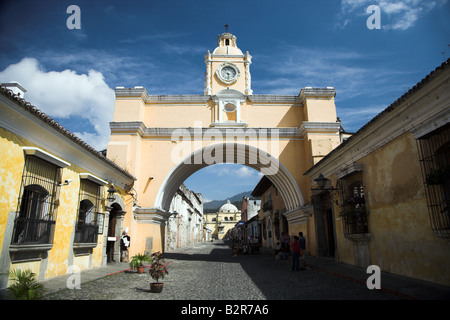 La Santa Catalina Arch nella città coloniale di Antigua in Guatamala. Foto Stock