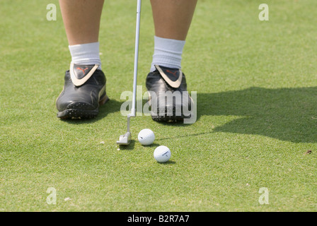 Vista ravvicinata di uomo sulla pratica putting green Foto Stock