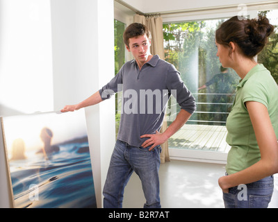 Giovane appeso un dipinto Foto Stock