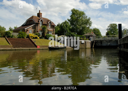 Lockeeper's Cottage e portage scale di Old Windsor Lock, il fiume Tamigi, Old Windsor, Berkshire, Inghilterra Foto Stock