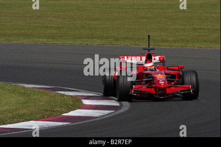 Kimi Raikkonen in Scuderia Ferrari F2008 F1 Racing auto intorno Loughfield, Silverstone REGNO UNITO Foto Stock