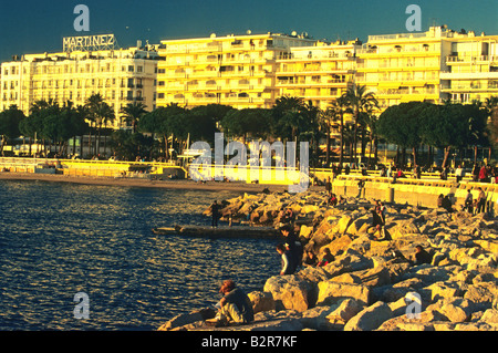 Sera d'inverno nella città di Cannes Alpes-Maritimes 06 Cote d Azur Riviera francese PACA Francia Europa Foto Stock