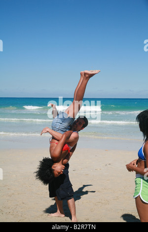 I cubani godendo il loro tempo libero sulla Playas del Este Beach Havanna Provincia Cuba America Latina Foto Stock