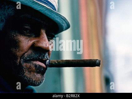 Uomo cubano di fumare un sigaro, Cuba Foto Stock