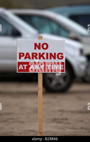 Vetture parcheggiato dietro un parcheggio non a qualsiasi segno di tempo sulla spiaggia benone in una piovosa estati bagnate giorno contea di Londonderry derry Foto Stock