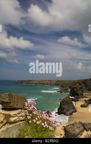 Tregurrian con mare in oceano Atlantico North Cornwall scogliere con blue skies sabbiose spiagge spiaggia di rocce Foto Stock