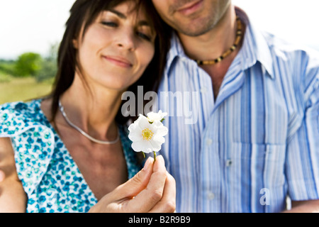 Uomo e donna fiore di contenimento Foto Stock