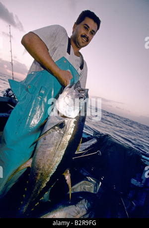 Fisherman David Vincent Cassel tenendo un big mo di tonno su una barca Foto Stock