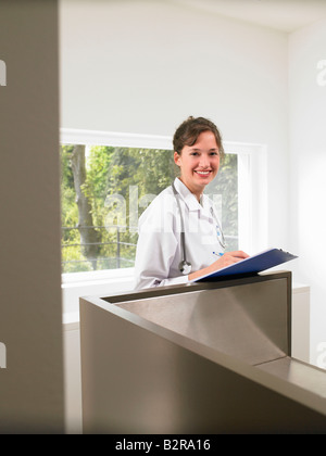 Medico donna il riempimento di un file Foto Stock