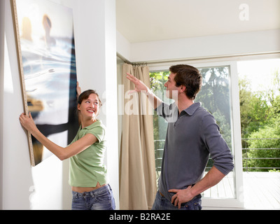 Giovane appeso un dipinto Foto Stock