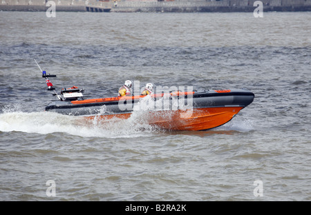 Scialuppa di salvataggio RNLI B721 Rock luce sul fiume Mersey Tall Ships Liverpool 2008 Foto Stock