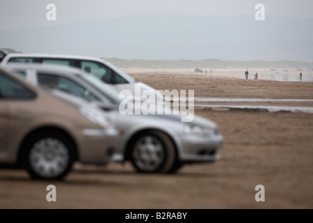 Auto parcheggiate su benone beach in una piovosa estati bagnate giorno contea di Londonderry derry Irlanda del Nord Foto Stock