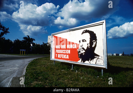 Poster di promozione Fidel Castro dice più che mai la produzione e la difesa, Havana, Cuba Foto Stock